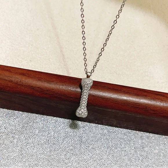 ✨ cute sparkly all clear stones bone 🦴 necklace - Picture 9 of 10